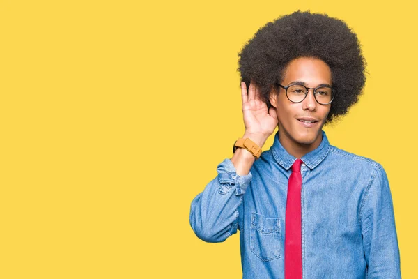 年轻的非洲裔美国商人戴着眼镜 戴着红色领带 双手在听谣言或流言蜚语 耳聋概念 — 图库照片
