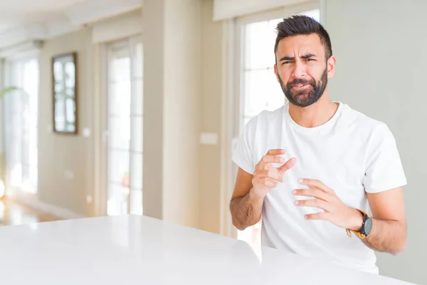 Camiseta Blanca Casual Hombre Hispano Guapo Casa Expresión Disgustada Disgustada —  Fotos de Stock