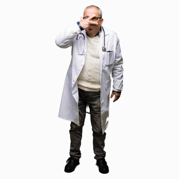 Όμορφος Ανώτερος Γιατρός Άνθρωπος Φορώντας Ιατρική Παλτό Peeking Κατάσταση Σοκ — Φωτογραφία Αρχείου