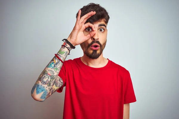 Hombre Joven Con Tatuaje Vistiendo Camiseta Roja Pie Sobre Fondo — Foto de Stock