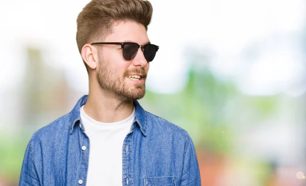 Jeune Homme Élégant Beau Portant Une Veste Denim Regardant Côté — Photo