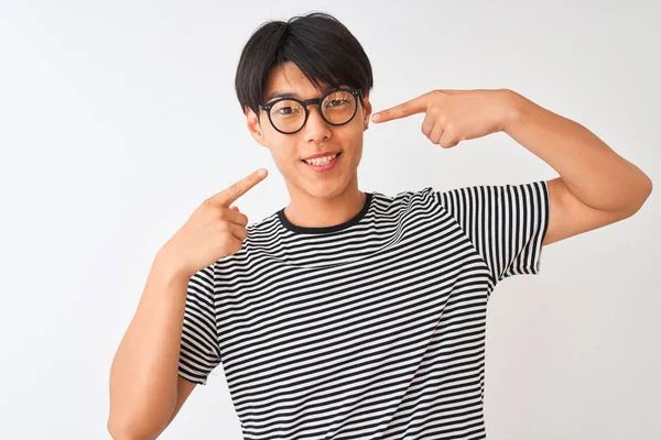 Hombre Chino Con Gafas Camiseta Rayas Navales Pie Sobre Fondo — Foto de Stock