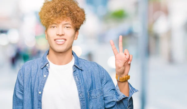 Mladý Pohledný Muž Vlasy Džíšové Bundě Ukazující Ukazující Prsty Číslo — Stock fotografie