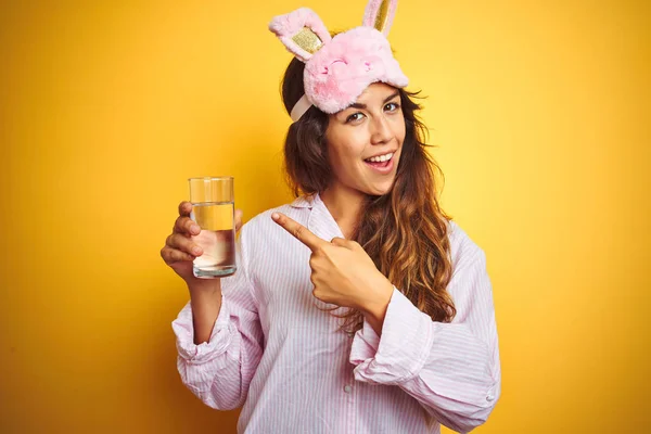 Jeune Femme Pyjama Masque Sommeil Boire Eau Sur Fond Jaune — Photo