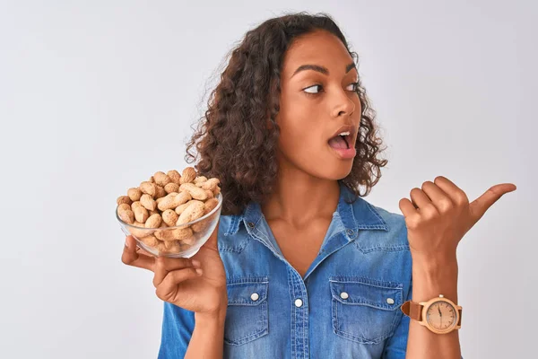 Jeune Femme Brésilienne Tenant Bol Avec Des Cacahuètes Debout Sur — Photo