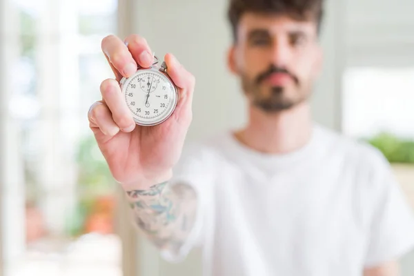 Ung Man Med Hjälp Att Hålla Stoppuret Med Ett Tryggt — Stockfoto