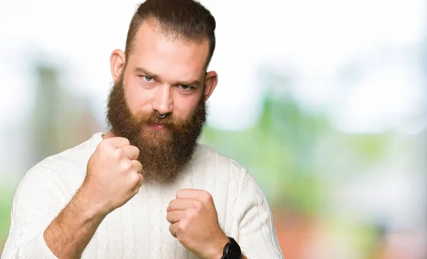 Joven Hombre Hipster Vistiendo Suéter Invierno Listo Para Luchar Con —  Fotos de Stock