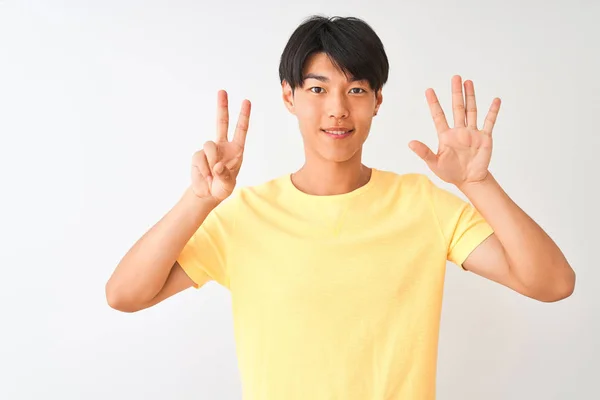 Homem Chinês Vestindo Amarelo Casual Shirt Sobre Isolado Fundo Branco — Fotografia de Stock