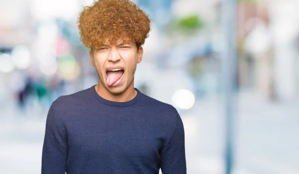 アフロ髪の舌を付着若いハンサムな男を面白い表現に満足 感情の概念 — ストック写真