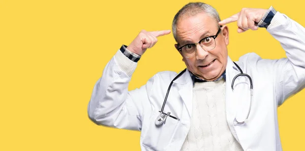 Przystojny Doktor Starszy Człowiek Sobie Medycznych Płaszcz Uśmiechając Się Wskazując — Zdjęcie stockowe