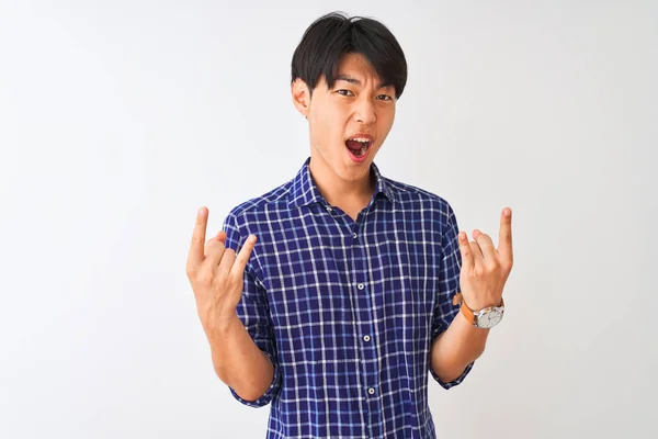 Joven Hombre Chino Con Camisa Azul Casual Pie Sobre Fondo —  Fotos de Stock