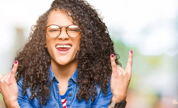 Kıvırcık Saçlı Genç Güzel Kadın Gözlük Takıyor Deli Ifadeyle Bağırıyor — Stok fotoğraf