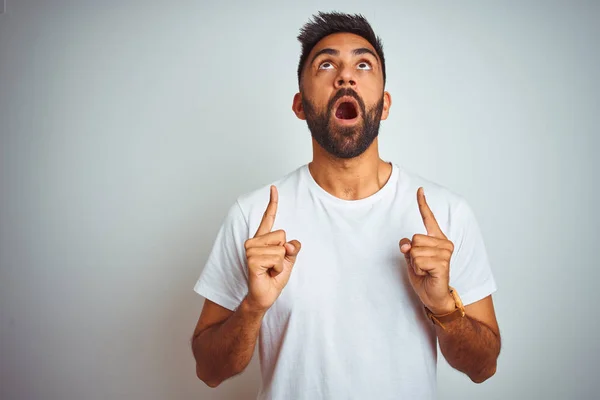 Hombre Joven Indio Con Camiseta Pie Sobre Fondo Blanco Aislado — Foto de Stock