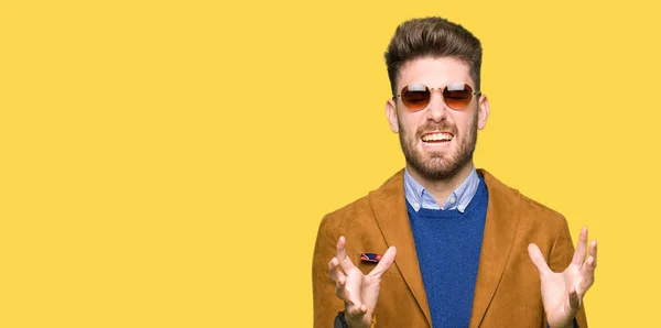 Joven Hombre Elegante Guapo Con Gafas Sol Celebrando Loco Loco — Foto de Stock