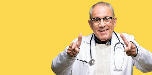 Mutlu Komik Yüz Ile Kamera Parmaklar Işaret Tıbbi Ceket Giyen — Stok fotoğraf