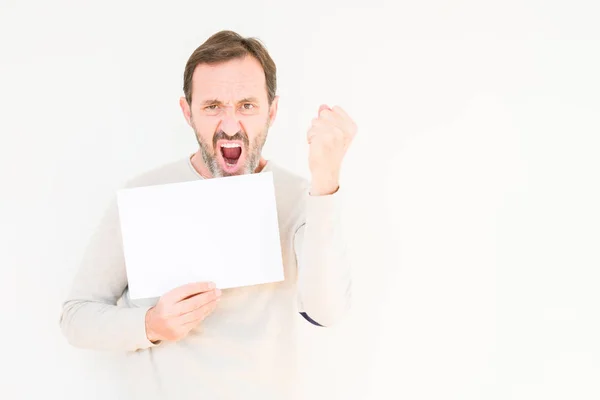 Homem Sênior Segurando Folha Papel Branco Sobre Fundo Isolado Irritado — Fotografia de Stock