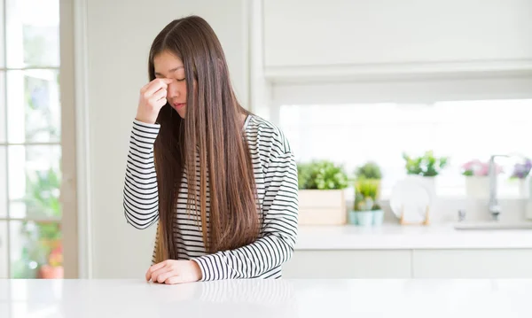 ストライプセーターを着た美しいアジアの女性は 疲れや頭痛を感じて鼻や目をこすって疲れました ストレスと欲求不満の概念 — ストック写真