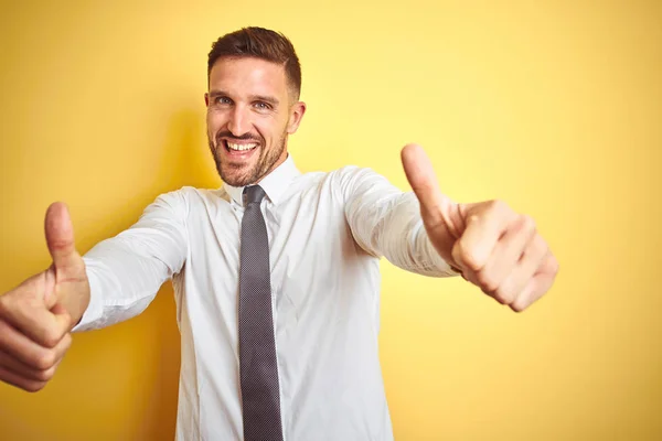 Joven Hombre Negocios Guapo Usando Camisa Blanca Elegante Sobre Fondo — Foto de Stock