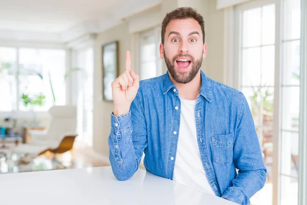 Schöner Mann Hause Mit Erhobenem Zeigefinger Und Erfolgreicher Idee Aufgeregt — Stockfoto