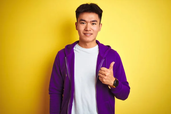Joven Asiático Chino Hombre Vistiendo Sudadera Púrpura Pie Sobre Aislado — Foto de Stock