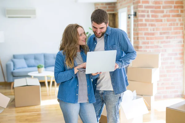 Junges Paar Mit Computer Laptop Steht Einem Raum Kartons Herum — Stockfoto