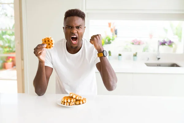 アフリカ系アメリカ人間イライラ甘いベルギー ワッフルを食べると怒り クレイジーで不満の叫びと概念を怒りと叫んで 手を上げて — ストック写真