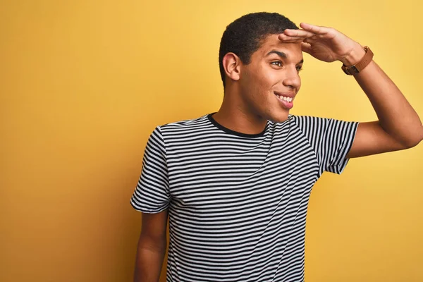 Homem Árabe Bonito Jovem Vestindo Camisa Listrada Marinha Sobre Fundo — Fotografia de Stock