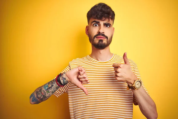 Νέος Άντρας Τατουάζ Φορώντας Ριγέ Shirt Στέκεται Πάνω Από Απομονωμένο — Φωτογραφία Αρχείου