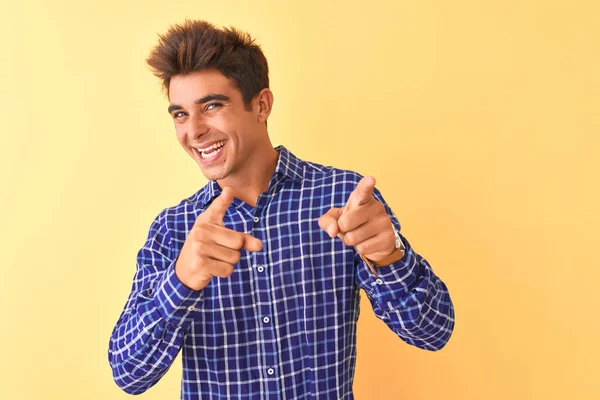 Genç Yakışıklı Adam Rahat Gömlek Giyen Izole Sarı Arka Plan — Stok fotoğraf