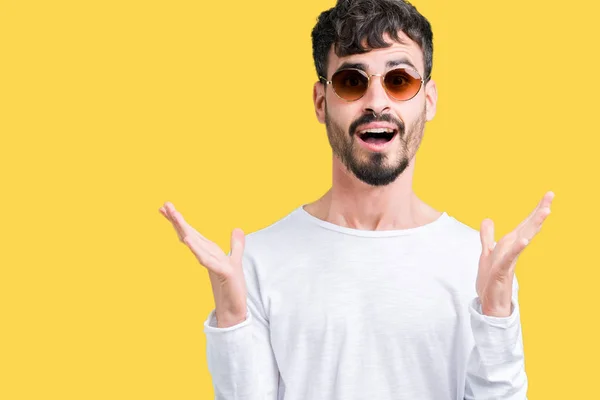 Joven Hombre Guapo Con Gafas Sol Sobre Fondo Aislado Celebrando —  Fotos de Stock