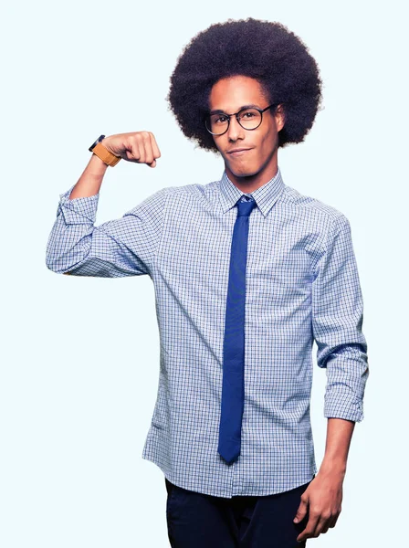 Молодой Африканский Бизнесмен Афроволосами Очках Сильный Человек Демонстрирующий Мышцы Рук — стоковое фото