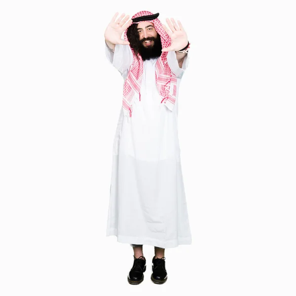 Arabský Obchodník Dlouhými Vlasy Nosí Tradiční Palestinou Šátek Úsměvem Dělá — Stock fotografie