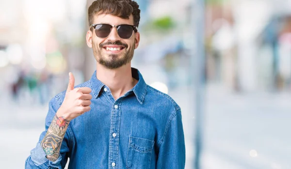 Jeune Bel Homme Portant Des Lunettes Soleil Sur Fond Isolé — Photo