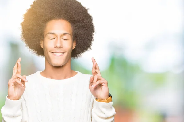 Americký Mladík Afro Vlasy Nosit Zimní Svetr Úsměvem Přechod Prsty — Stock fotografie