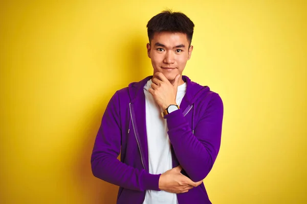 Jovem Asiático Chinês Homem Vestindo Camisola Roxa Sobre Fundo Amarelo — Fotografia de Stock