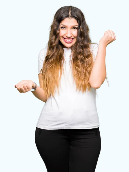 Mujer Hermosa Joven Vistiendo Casual Camiseta Blanca Celebrando Sorprendido Sorprendido —  Fotos de Stock