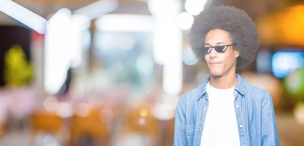 Молодий Афроамериканець Людина Афро Волосся Носіння Туг Життя Окуляри Дивлячись — стокове фото