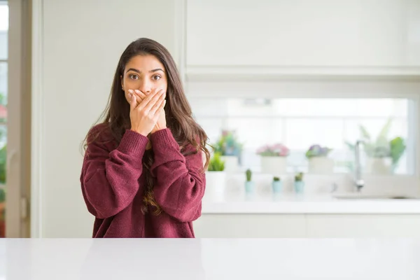 Jeune Belle Femme Maison Choqué Couvrant Bouche Avec Les Mains — Photo