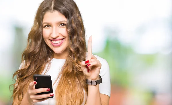 Akıllı Telefon Kullanan Genç Yetişkin Kadın Bir Fikir Veya Soru — Stok fotoğraf