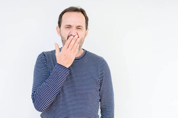 Gutaussehender Älterer Herr Über Isoliertem Hintergrund Gelangweilt Gähnend Müden Mund — Stockfoto