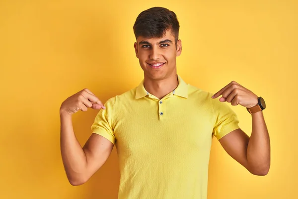 Homem Indiano Jovem Vestindo Pólo Casual Sobre Fundo Amarelo Isolado — Fotografia de Stock