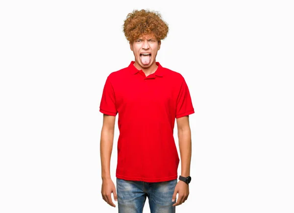 Kırmızı Shirt Giyen Afro Saçlı Genç Yakışıklı Adam Komik Ifade — Stok fotoğraf