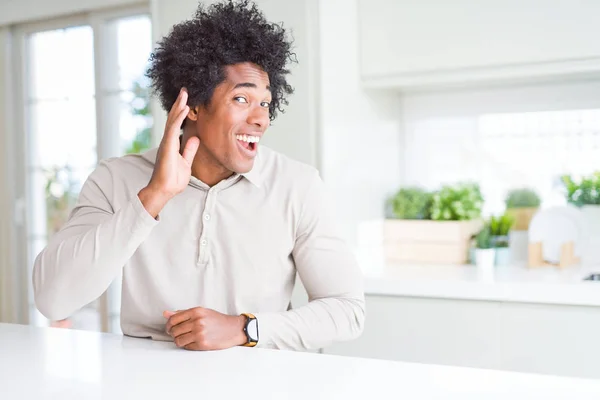 Američan Afričana Muž Doma Úsměvem Rukou Přes Ucho Naslouchá Slyšení — Stock fotografie
