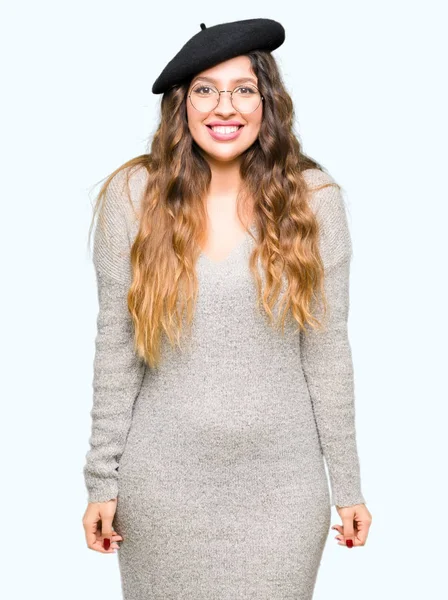 Hermosa Joven Con Gafas Boina Moda Con Una Sonrisa Alegre — Foto de Stock