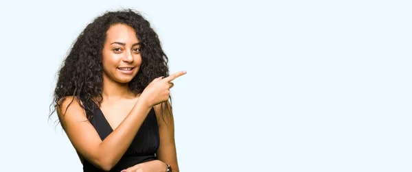 Junge Schöne Mädchen Mit Lockigem Haar Trägt Mode Rock Fröhlich — Stockfoto