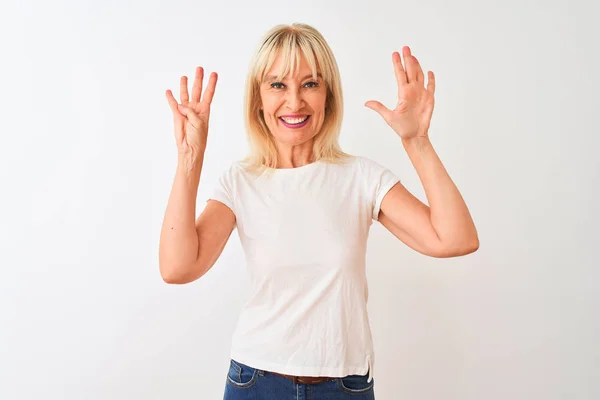 Donna Mezza Età Indossa Casual Shirt Piedi Sopra Isolato Sfondo — Foto Stock