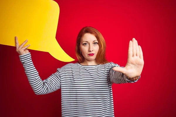 Jonge Mooie Roodharige Vrouw Met Gele Spraakballon Rode Geïsoleerde Achtergrond — Stockfoto