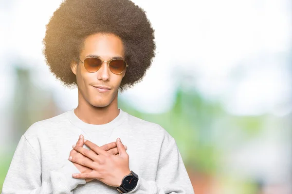 Americký Mladík Afro Vlasy Nosí Sluneční Brýle Úsměvem Ruce Hrudi — Stock fotografie