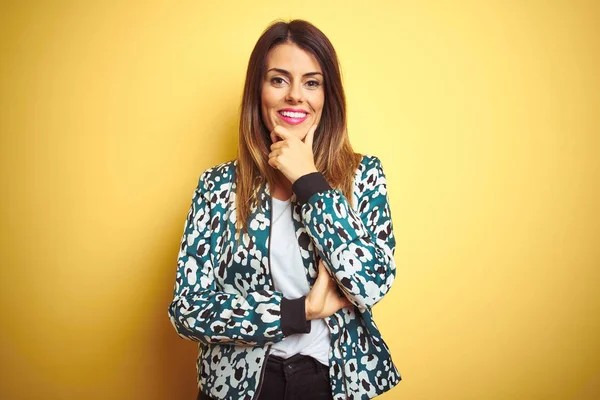 Mujer Hermosa Joven Con Chaqueta Casual Sobre Fondo Aislado Amarillo — Foto de Stock