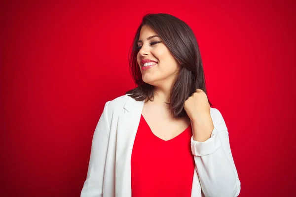 Joven Mujer Negocios Hermosa Con Chaqueta Elegante Sobre Fondo Rojo — Foto de Stock